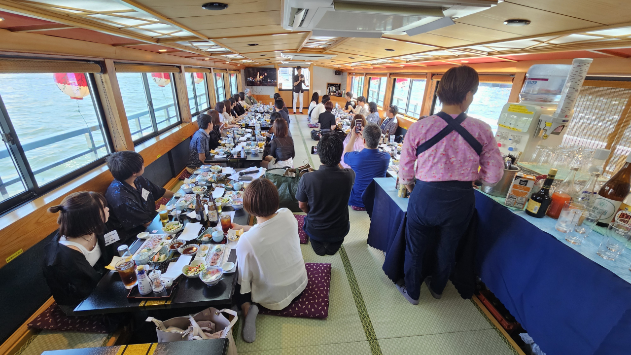 ”屋形船2024”
スタッフ同士交流の一環で９月１１日、１９日の２回、墨田川屋形船に乗船してきました。
コロナ過でなかなか集まれなかったので、違う店舗のスタッフと久々のお話しに花がさきました。